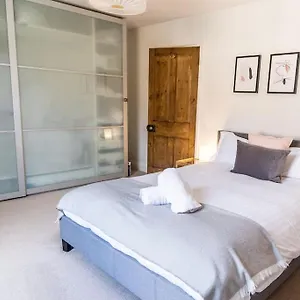 Spacious 3 Bedroom House Holiday home York
